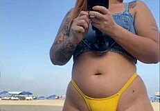 Africana mostra tudo e deixa cara louco de tesão na praia