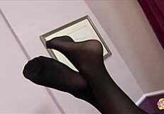 Плавуша у црвеним чарапама се опушта док јој пријатељица бринета помаже са умирујућом сеансом нежних додира