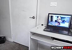 Padrastro pillado masturbándose por madrastra