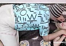 Hej, poglej to suho indijsko muslimansko bhabhi, ki jo trdo jebejo v grobem seksu