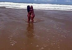 Eu e minha amiga tiramos o biquíni na praia da bahia e demos pra todos os machos