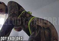 淫荡梅洛迪·拉德福德用扭臀和大胆动作挑逗