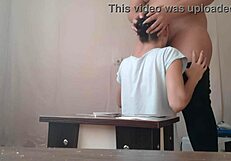 Nel gioco lesbico la perdente lecca fica intensamente alla partner