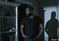 لعنة، فتاة شابة 18+ موشومة تُنيك عرقياً حتى يغطي القذف مؤخرتها!