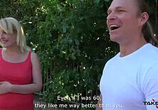 וואו מזוין! זונה איסוף זרעים בכל הגוף במושב אחורי וואן!