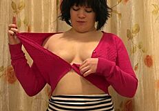 Milf δείχνει όμορφο κώλο και τριχωτή πούτσα σε σόλο παιχνίδι