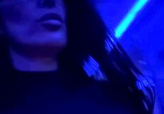 ¿Por qué no colarte en el club y taladrar mi coño apretado?