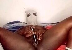 Кръшна черна съседка мастурбира сама в стаята си.