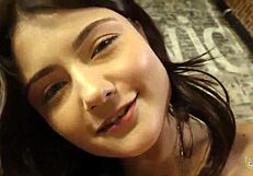 Versaute Adria Rae neckt: Sperma auf mein Gesicht jetzt