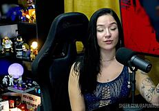 Bi Mejia Podcast Masasında Sikilirken Çığlık Atıyor. Ruan Delikli Ayak Parmaklarını Vahşi Yakın Çekimde Öpüyor.