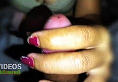 خادمتي الذكية تمص قضيبه ببراعة، واو!