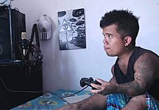 while the guy played video games, the stepsister arrived horny to play with his penis