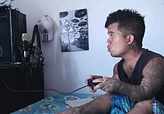 while the guy played video games, the stepsister arrived horny to play with his penis