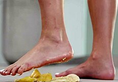 Solo girl enjoys foot fetish with crushed fruits and heels