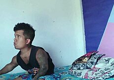 while the guy played video games, the stepsister arrived horny to play with his penis