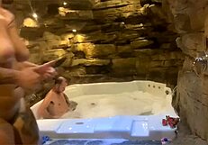 O coroa fodeu com força e ainda deu uns tapa na cara da novinha?