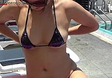 Babe seksi Jennymarie ngeflash tetek bikini basah di tempat umum