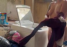 Vizinho Fica Escondido Enquanto Mulher Lava Roupa Bem A Vontade Com O Bucet�o E Os Peitos De Fora