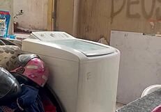 Vizinho Fica Escondido Enquanto Mulher Lava Roupa Bem A Vontade Com O Bucet�o E Os Peitos De Fora