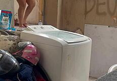 Vizinho Fica Escondido Enquanto Mulher Lava Roupa Bem A Vontade Com O Bucet�o E Os Peitos De Fora