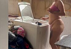 Vizinho Fica Escondido Enquanto Mulher Lava Roupa Bem A Vontade Com O Bucet�o E Os Peitos De Fora