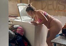 Vizinho Fica Escondido Enquanto Mulher Lava Roupa Bem A Vontade Com O Bucet�o E Os Peitos De Fora