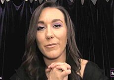 Sinn Sage Si Spoglia della Lingerie Rivelando Corpo Sensuale e Figa Bagnata