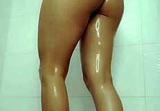 Watch Vanessa masturbating in the bathroom?