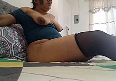 セクシーなブロンドが巨乳で挑発、ホーニーなマンコマッサージ中