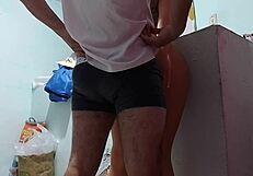 Hey, schau dir den Wahnsinns-Körper meiner Stiefmutter an, die ultimative Schlampe, wenn Dad weg ist!