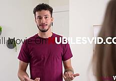 Süße 18+ Schlampe kriegt klebrigen Stiefvater-Creampie in verbotenem Real-Moment