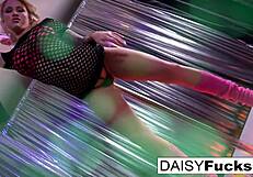 거유 블론드 스트리퍼, 폴대에서 오르가즘까지 자위