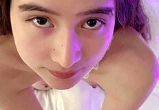 Srce mi bije hitreje ob gledanju te majhne 19-letne azijske mladenke, ki se igra sama v hotelu