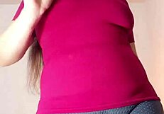 Je me sens si mouillée en me masturbant pour mon beau-fils en leggings