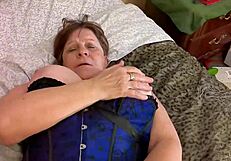 Babička Carmen má intenzivní orgasmus z vibrátoru, co mě rozklepe