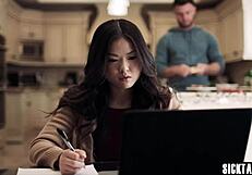 สาวเอเชียลูลู่ ชู อิจฉาแล้วโดนเย็ดหลังอมควย