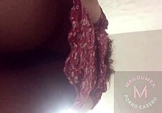 Vecina latina muestra culo grande y coño bajo falda en clip casero