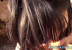 Megumi Haruka 的肮脏亚洲脸被猛插。她的深喉技巧在户外动作中闪耀。