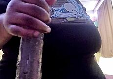 Si cantik berlekuk dengan tetek besar semula jadi main mainan seks. Temannya tengok dia godak di kamera.