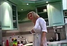 Blonde norsk MILF enjoys a date with a guy