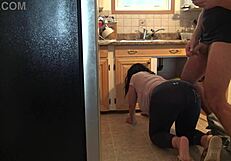 Ma belle-mère turque m'a presque surpris en train de me branler sur son gros cul