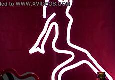 Barman rżnie cycatą blond tancerkę i sika po wszystkim