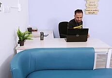 Provoco il migliore amico di mio marito mentre aspetta