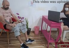 tirei meu pau pra fora e me masturbei na sala de espera na frente da recepcionista e acho que ela viu tudo