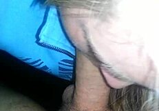 セクシーなブロンドがチチを見せてチンポを吸う