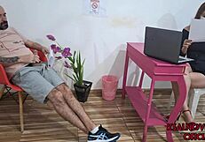 tirei meu pau pra fora e me masturbei na sala de espera na frente da recepcionista e acho que ela viu tudo