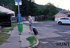 Turist lasă proprietarul să-i fute prietena pentru bani?