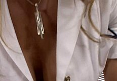 Blonde aux gros seins milf Stormie White s'adonne au sexe lesbien avec chatte rasée et jeu anal