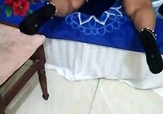 زوجة عربية ميلف تظهر منحنياتها الجنسية في مشهد حار