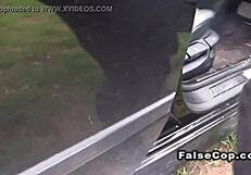 Pojď, podívej se, jak ta tetovaná holka tvrdě šuká v policejním autě!